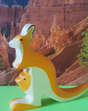 Kangaroo with Joey-Holztiger