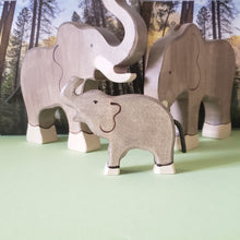 Elephant family holztiger